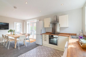 Beautiful 6 Bedroom Holiday Home, Manchester, Manchester